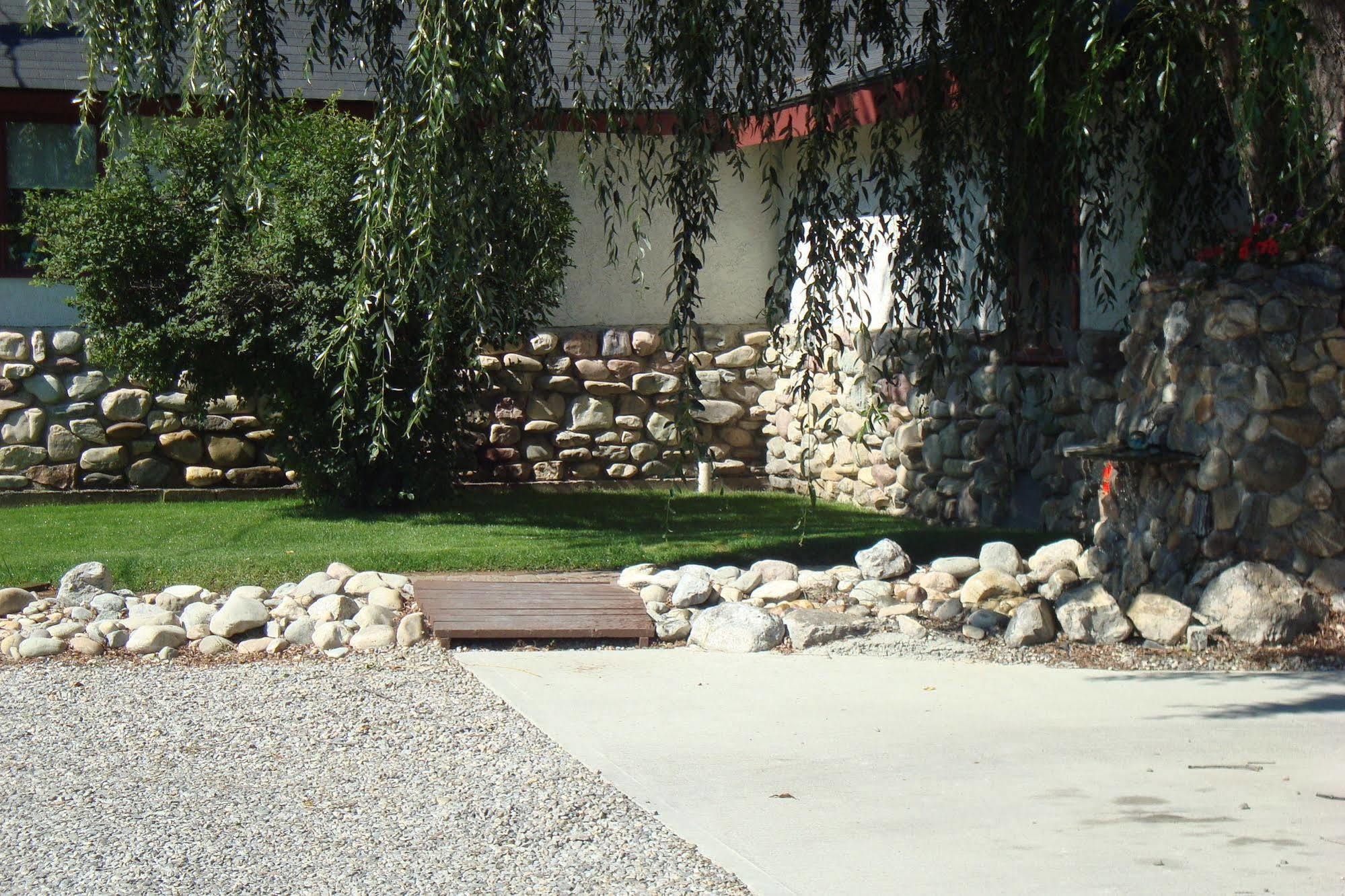 Ypc Fitness & Accomodations Invermere Dış mekan fotoğraf